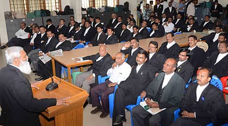 ಹೈಕೋರ್ಟ್ ಸಂಚಾರಿ ಪೀಠವನ್ನು ಕಾಯಂ ಪೀಠವನ್ನಾಗಿ ಕೇಂದ್ರ ಸಚಿವ ಸಂಪುಟ ಸಭೆಯಲ್ಲಿ ಘೋಷಿಸಿದ ಹಿನ್ನೆಲೆಯಲ್ಲಿ ಧಾರವಾಡ ಹೈಕೋರ್ಟ್ನಲ್ಲಿ ಬುಧವಾರ ನಡೆದ ಸಭೆಯಲ್ಲಿ ಹೈಕೋರ್ಟ್ ವಕೀಲರ ಸಂಘದ ಅಧ್ಯಕ್ಷ ಬಿ.ಡಿ.ಹಿರೇಮಠ ಮಾತನಾಡಿದರು