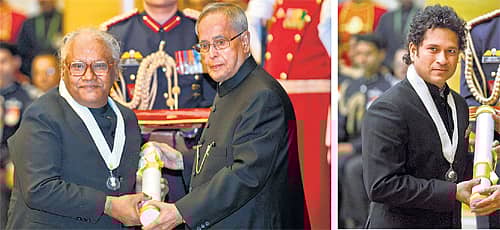 ನವದೆಹಲಿಯ ರಾಷ್ಟ್ರಪತಿ ಭವನದಲ್ಲಿ ಮಂಗಳವಾರ ನಡೆದ ಕಾರ್ಯಕ್ರಮದಲ್ಲಿ ಹಿರಿಯ ವಿಜ್ಞಾನಿ, ಕನ್ನಡಿಗ ಸಿಎನ್ಆರ್ ರಾವ್ ಮತ್ತು ಕ್ರಿಕೆಟಿಗ ಸಚಿನ್ ತೆಂಡೂಲ್ಕರ್ ಅವರು ರಾಷ್ಟ್ರಪತಿ ಪ್ರಣವ್ ಮುಖರ್ಜಿ ಅವರಿಂದ ‘ಭಾರತ ರತ್ನ’ ಪುರಸ್ಕಾರ ಸ್ವೀಕರಿಸಿದರು – ಎಎಫ್ಪಿ ಚಿತ್ರ