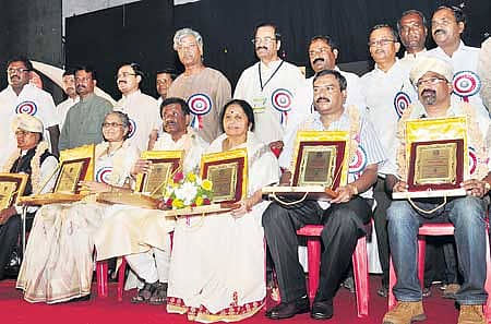 ಮೈಸೂರಿನಲ್ಲಿ ಸೋಮವಾರ ನಡೆದ 5ನೇ ಅಖಿಲ ಭಾರತ ದಲಿತ ಸಾಹಿತ್ಯ ಸಮ್ಮೇಳನದಲ್ಲಿ ‘ದಲಿತ ಕಲಾಸಿರಿ ಪ್ರಶಸ್ತಿ’ಯನ್ನು ಚಿತ್ರಕಲಾವಿದ ಬಸವರಾಜ ಜಾನೆ, ‘ಗೌರವ ಪ್ರಶಸ್ತಿ’ಯನ್ನು ಲೇಖಕಿ ಡಿ.ಜಿ. ರಜಿಯಾ, ‘ಬೃಹದ್ದೇಶಿ ಪ್ರಶಸ್ತಿ‘ಯನ್ನು ಜಾನಪದ ಗಾಯಕ ಅಪ್ಪಗೆರೆ ತಿಮ್ಮರಾಜು, ‘ಸಾವಿತ್ರಿಬಾಯಿ ಫುಲೆ ಪ್ರಶಸ್ತಿ’ಯನ್ನು ಇಂದಿರಾ ಬಿ. ಕೃಷ್ಣಪ್ಪ, ‘ದಲಿತ ಚೇತನ ಪ್ರಶಸ್ತಿ’ಯನ್ನು ಡಿಎಸ್‌ಎಸ್‌ ರಾಜ್ಯ ಸಂಚಾಲಕ ಲಕ್ಷ್ಮೀನಾರಾಯಣ ನಾಗವಾರ ಹಾಗೂ ‘ಗೌರವ ಪ್ರಶಸ್ತಿ’ಯನ್ನು ಸಾಹಿತಿ ಡಾ.ಎನ್‌. ಚಿನ್ನಸ್ವಾಮಿ ಸೋಸಲೆ ಅವರಿಗೆ ಪ್ರದಾನ ಮಾಡಲಾಯಿತು. ಡಾ.ಅರ್ಜುನ ಗೊಳಸಂಗಿ, ಡಾ.ಅರವಿಂದ ಮಾಲಗತ್ತಿ, ಪ್ರೊ.ಮಲ್ಲೇಪುರಂ ಜಿ. ವೆಂಕಟೇಶ, ವಿ.ಎನ್‌. ಮಲ್ಲಿಕಾರ್ಜುನಸ್ವಾಮಿ ಹಾಗೂ ಇತರರು ಇದ್ದಾರೆ