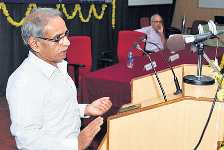 ಮೈಸೂರಿನಲ್ಲಿ ಮಂಗಳವಾರ ಆಯೋಜಿಸಿದ್ದ ‘ಮರಳಿ ಬಾ ಮಣ್ಣಿಗೆ’ ವಿಚಾರ ಸಂಕಿರಣದಲ್ಲಿ ‘ಕೃಷಿ ಮತ್ತು ಮಾಧ್ಯಮ’ ಕುರಿತು ಹಿರಿಯ  ಪತ್ರಕರ್ತ ನಾಗೇಶ ಹೆಗಡೆ ಮಾತನಾಡಿದರು. ಕೃಷಿ ಪತ್ರಕರ್ತ ಶ್ರೀಪಡ್ರೆ ಇದ್ದಾರೆ