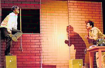 `ಆತಂಕವಾದಿಯ ಆಕಸ್ಮಿಕ ಸಾವು' ನಾಟಕದ ದೃಶ್ಯ