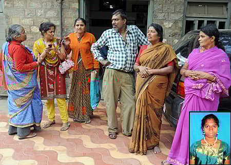 ರಕ್ತಹೀನತೆಯಿಂದ ಬಳಲುತ್ತಿದ್ದ ರಾಜೇಶ್ವರಿ (ಒಳಚಿತ್ರ) ವಿಕ್ಟೋರಿಯಾ ಆಸ್ಪತ್ರೆಯಲ್ಲಿ ಗುರುವಾರ ಸಾವನ್ನಪ್ಪಿದರು. ಮೃತರ ಪೋಷಕರು ಹಾಗೂ ಸಂಬಂಧಿಕರು ದುಃಖತಪ್ತರಾಗಿ ನಿಂತಿರುವುದು 	- ಪ್ರಜಾವಾಣಿ ಚಿತ್ರ