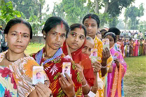 ಅಸ್ಸಾಂನ ಕಾಲಿಯಾಬೊರ್ ಮತಗಟ್ಟೆಯಲ್ಲಿ ಮತ ಚಲಾಯಿಸಲು ಸರದಿ ಸಾಲಿನಲ್ಲಿ ನಿಂತ ಮಹಿಳೆಯರು. -ಪಿಟಿಐ ಚಿತ್ರ.
