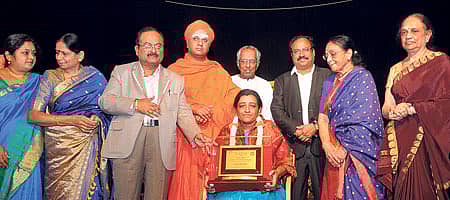 ಜೆಎಸ್ಎಸ್ ಸಭಾಂಗಣದಲ್ಲಿ ಅಖಿಲ ಭಾರತ ಶರಣ ಸಾಹಿತ್ಯ ಪರಿಷತ್ ಮತ್ತು ಕದಳಿ ಮಹಿಳಾ ವೇದಿಕೆ ಜಂಟಿಯಾಗಿ ಆಯೋಜಿಸಿದ್ದ ಕಾರ್ಯಕ್ರಮದಲ್ಲಿ ಬೆಂಗಳೂರು ಆಕಾಶವಾಣಿ ಕೇಂದ್ರದ ಕಾರ್ಯಕ್ರಮ ನಿರ್ದೇಶಕಿ ಸುಮಂಗಲಾ ಮುಮ್ಮಿಗಟ್ಟಿ ಅವರಿಗೆ ಪರಿಷತ್ ಅಧ್ಯಕ್ಷ ಗೊ.ರು.ಚನ್ನಬಸಪ್ಪ ಅವರು (ಬಲಗಡೆಯಿಂದ ನಾಲ್ಕನೆಯವರು) ‘ಕದಳಿ ಪ್ರಶಸ್ತಿ’ ಪ್ರದಾನ ಮಾಡಿ ಸನ್ಮಾನಿಸಿದರು.