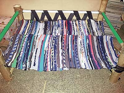 ಬಳಸಿ ಬಿಟ್ಟ ಗೃಹೋಪಯೋಗಿ ವಸ್ತುಗಳು ಹಾಗೂ ಬಿದಿರಿನಿಂದ ತಯಾರಾದ ಕುರ್ಚಿ