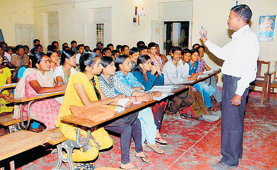 ಪಾಲಿಕೆಯ ಶಾಲೆಯೊಂದರಲ್ಲಿ ಪಾಠ ಮಾಡುತ್ತಿರುವ ಎಂ. ಕಾಶಿ
