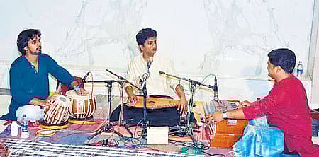 ಕುಮಾರ್ ಮರ್ಡೂರ್ ಗಾಯಕ್ಕೆ ತ್ರಿಲೋಚನ್ ಕಂಪ್ಲಿ ಅವರ ತಬಲಾ ಹಾಗೂ ಸತೀಶ್ ಕೊಳ್ಳಿ ಅವರ ಹಾರ್ಮೋನಿಯಂ ಸಾಥ್