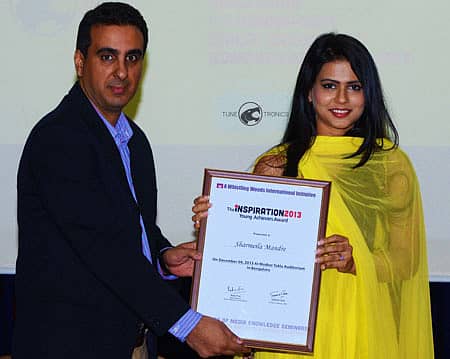 ಮುಕ್ತಾ ಆರ್ಟ್ಸ್ ಸಂಸ್ಥೆಯ ಉಪ ನಿರ್ದೇಶಕ ರಾಹುಲ್ ಪುರಿ ರಾಯ್ ನಟಿ, ಶರ್ಮಿಳಾ ಮಾಂಡ್ರೆಗೆ ಯುವ ಸಾಧಕಿ ಪ್ರಶಸ್ತಿ ಪ್ರದಾನ ಮಾಡಿದರು