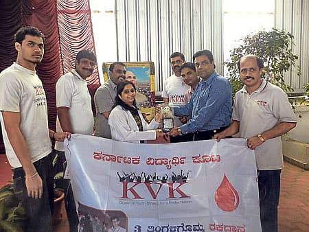 ಕೆವಿಕೆ ಸದಸ್ಯರು ರಕ್ತದಾನ ಶಿಬಿರವೊಂದರ ಸಂದರ್ಭದಲ್ಲಿ...