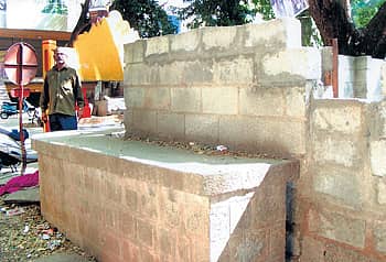 ಪಾದಚಾರಿ ರಸ್ತೆಯಲ್ಲಿರುವ ಕಟ್ಟೆ ತೆಗೆಯಲು ಮನವಿ