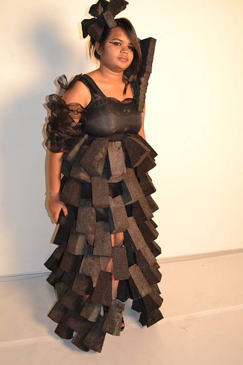 ನಾಳೆ ಸಂಜೆ ಪಾರ್ಟಿಗೆ ಹೋಗಬೇಕು. ಹೊಸ ಉಡುಗೆ ತೊಡುಗೆಗಳನ್ನು ಕಲೆಹಾಕಬೇಕಲ್ಲ ಎಂದು ಚಿಂತಿಸುತ್ತಿದ್ದೀರಾ? ‘ನಿಮ್ಮ ಮನೆಯಲ್ಲಿ ಸೊಳ್ಳೆ ಪರದೆ, ಕಸ ಹಾಕುವ ಕರಿ ಪ್ಲಾಸ್ಟಿಕ್ ಚೀಲ, ಮೂಲೆಗೆ ಬಿದ್ದಿರುವ ಸೀಡಿಗಳು ಇವೆಯಾ? ಪಾರ್ಟಿವೇರ್ ಸಿದ್ಧಪಡಿಸಿಕೊಳ್ಳಿ, ಇದೋ ನಾವು ಮಾಡಿದ್ದೇವಲ್ಲ ಹಾಗೆ’ ಎಂದು ಬಿಂಕದಿಂದ ಬೀಗುತ್ತಿದ್ದಾರೆ ಕೋರಮಂಗಲದ ಲಿಸಾ ಸ್ಕೂಲ್ ಆಫ್ ಫ್ಯಾಷನ್ನ ವಿದ್ಯಾರ್ಥಿಗಳು. ಶಾಲೆಯಲ್ಲಿ ಶನಿವಾರ ನಡೆದ ಫ್ಯಾಷನ್ ಶೋದಲ್ಲಿ ‘ಬಟ್ಟೆಯನ್ನು ಬಳಸದ ಉಡುಗೆ ತೊಡುಗೆ’ ಎಂಬ ಧ್ಯೇಯದಂತೆ ಹತ್ತಾರು ವಿದ್ಯಾರ್ಥಿಗಳು ಮನೆಯ ಗ್ಯಾರೇಜ್ನಿಂದ, ಹಿತ್ತಲಿನಿಂದ, ಮರುದಿನ ಕಸದ ಗಾಡಿಗೆ ಸೇರಬೇಕಾದ ಮನೆಯ ತೊಟ್ಟಿಯಿಂದ ಎತ್ತಿಕೊಂಡ ಕಚ್ಚಾ ವಸ್ತುಗಳನ್ನೇ ಬಳಸಿ ಆಕರ್ಷಕ ವಿನ್ಯಾಸಗಳನ್ನು ಪ್ರದರ್ಶಿಸಿದರು. ಸೀಡಿಗಳ ಕಾಲ ಹೋಯಿತು. ಈಗ ಏನಿದ್ದರೂ ಪೋರ್ಟಲ್ಗಳ ಕಾಲ. ಹೀಗಾಗಿ ಸೀಡಿಗಳನ್ನೇ ಬಳಸಿ ಪಾರ್ಟಿವೇರ್ ಸಿದ್ಧಪಡಿಸಿದ್ದ ವಿದ್ಯಾರ್ಥಿ ನಿಹಾಸ್. ಮೈಕೆಲ್ ಜಾಕ್ಸನ್ ಶೈಲಿಯ ಪ್ಯಾಂಟ್ ಮತ್ತು ಮೇಲುಡುಗೆಗೆ ಆತ ಬಳಸಿದ್ದು ರೆಗ್ಸಿನ್, ಸೀಡಿ ಮತ್ತು ಯಾವುದೋ ಬ್ಯಾನರ್ನ ತುಂಡು. ‘ಕ್ಯಾಸೆಟ್ನಿಂದ ಸೀಡಿಗಳ ಜಮಾನ ಶುರುವಾದಾಗ ಕ್ಯಾಸೆಟ್ಗಳನ್ನು ಕೇಳುವವರೇ ಇರಲಿಲ್ಲ. ಈಗ ಅಂತಹುದೇ ಸ್ಥಿತಿ ಸೀಡಿಗಳಿಗೆ ಬಂದಿದೆ. ಕಾಲಚಕ್ರ, ಜೀವನಶೈಲಿಯಲ್ಲಿ ತಂತ್ರಜ್ಞಾನ ಬಳಕೆಯಾಗುತ್ತಾ ಹೋದಂತೆ ನಿನ್ನೆಯ ಅತಿಬೇಡಿಕೆಯ ವಸ್ತು ಇವತ್ತು ಮೂಲೆಗುಂಪಾಗುವ ಸಹಜ ಪ್ರಕ್ರಿಯೆಯನ್ನು ನಾನು ನನ