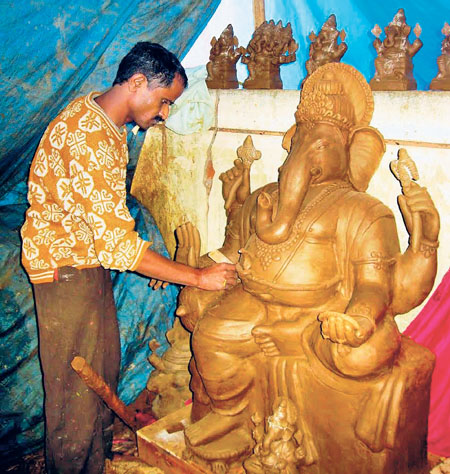 ಗಣೇಶನ ತಂದ ಗುಡಿಗಾರರು