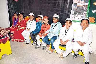 ಆರ್ಕಿಡ್ಸ್ ಇಂಟರ್ನ್ಯಾಷನಲ್ ಶಾಲೆಯಲ್ಲಿ ‘ಇನ್ಕ್ರೆಡಿಬಲ್ ಇಂಡಿಯಾ’ ಹೆಸರಿನಡಿಯಲ್ಲಿ ನಡೆದ ಕಾರ್ಯಕ್ರಮದಲ್ಲಿ ಮಕ್ಕಳು ನಾವೆಲ್ಲರೂ ಒಂದೇ ಎಂಬ ಸಂದೇಶ ಸಾರುವ ಅನೇಕ ಕಾರ್ಯಕ್ರಮ ನಡೆಸಿಕೊಟ್ಟರು.