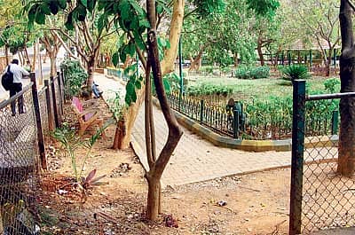 ವಾರ್ಡ್ ನಂ. 43, ನಂದಿನಿ ಲೇಔಟ್ ಸುಂದರವಾದ ಉದ್ಯಾನ. ಸಾವಿರಾರು ಮಂದಿ ವಾಯುವಿಹಾರಕ್ಕೆ ಬರುತ್ತಾರೆ. ಆದರೆ ಕಳೆದ ಆರು ತಿಂಗಳಿನಿಂದ ಬೋರ್ನಲ್ಲಿ ನೀರಿಲ್ಲದೆ ಉದ್ಯಾನ ಸಂಪೂರ್ಣವಾಗಿ ನಾಶವಾಗಿದೆ. ಇಲಾಖೆ (ಬಿಬಿಎಂಪಿ) ಇದರ ಬಗ್ಗೆ ಗಮನಹರಿಸುತ್ತಿಲ್ಲ.