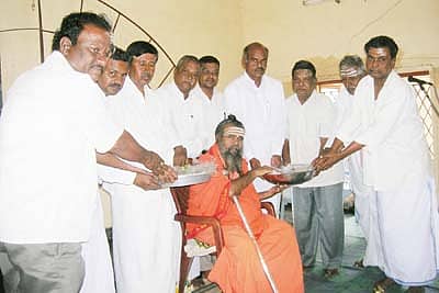 ಮರಿಯಮ್ಮನಹಳ್ಳಿ ಸಮೀಪದ ಜಿ.ನಾಗಲಾಪುರದ ಒಪ್ಪತ್ತೇಶ್ವರ ಮಠದಲ್ಲಿ ಶನಿವಾರ ಹಮ್ಮಿಕೊಂಡಿದ್ದ ದಮ್ಮು, ಕೆಮ್ಮಿಗೆ ನೀಡುವ ಉಚಿತ ಔಷಧಿ ವಿತರಣೆ ಕಾರ್ಯಕ್ರಮದಲ್ಲಿ ಮಠದ ಮರಿಮಹಾಂತ ಸ್ವಾಮೀಜಿ ಅವರು ಉಚಿತ ಔಷಧ ವಿತರಣೆಗೆ ಚಾಲನೆ ನೀಡಿದರು