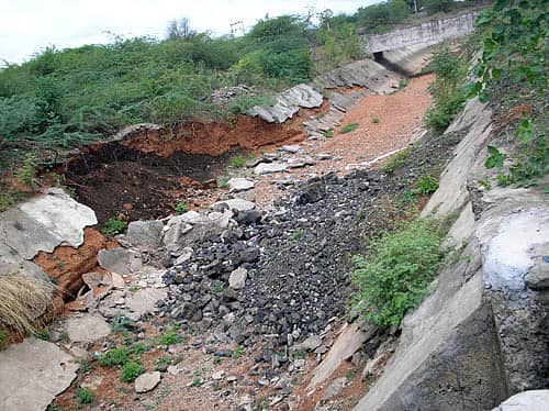 ಚಡಚಣ ಸಮೀಪದ ಹಲಸಂಗಿ ಗ್ರಾಮದ ಹತ್ತಿರ ರೈತ ಅರವಿಂದ ಬೊಳಗೊಂಡೆ ಅವರ ಜಮೀನಿನ ಪಕ್ಕದಲ್ಲಿ ಹಾದು ಹೋದ ಕೃಷ್ಣಾ ಕಾಲುವೆ ಒಡೆದು ಹೋಗಿದೆ.