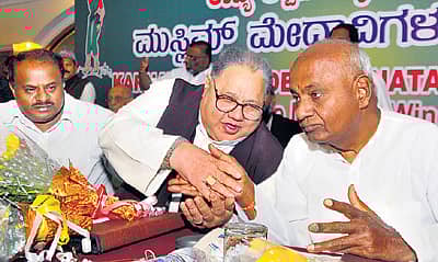 ಬೆಂಗಳೂರಿನಲ್ಲಿ ಭಾನುವಾರ ಜೆಡಿಎಸ್ ಆಯೋಜಿಸಿದ್ದ ಮುಸ್ಲಿಂ ಬುದ್ಧಿಜೀವಿಗಳ ಸಮಾವೇಶದಲ್ಲಿ ವಿಧಾನಸಭೆ ವಿರೋಧ ಪಕ್ಷದ ನಾಯಕ ಎಚ್.ಡಿ. ಕುಮಾರಸ್ವಾಮಿ, ವಿಧಾನಪರಿಷತ್ ಮಾಜಿ ಸದಸ್ಯ ಏಜಾಸುದ್ದೀನ್, ಜೆಡಿಎಸ್ ರಾಷ್ಟ್ರೀಯ ಅಧ್ಯಕ್ಷ ಎಚ್.ಡಿ. ದೇವೇಗೌಡ ಹಾಜರಿದ್ದರು