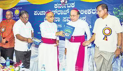 ಕಾರಿಥಾಸ್ ಇಂಡಿಯಾ, ಕ್ರಾಸ್ ಬೆಂಗಳೂರು ಹಾಗೂ ಜನವಿಕಾಸ ಕರ್ನಾಟಕ ಸಂಸ್ಥೆಗಳ ಸಹಯೋಗದಲ್ಲಿ ಶುಕ್ರವಾರ ನಗರದಲ್ಲಿ ಆಯೋಜಿಸಿದ್ದ ‘ಕರ್ನಾಟಕ ಪಂಚಾಯತ್ ರಾಜ್ ಸಬಲೀಕರಣ’ ಚಿಂತನಾ ಸಮಾವೇಶದಲ್ಲಿ ಆರ್ಚ್ ಬಿಷಪ್ ಡಾ. ಬರ್ನಾಡ್ ಮೋರಸ್ ಅವರು ‘ಪಂಚಾಯಿತಿ ರಾಜ್’ ಸ್ಮರಣ ಸಂಚಿಕೆ ಬಿಡುಗಡೆ ಮಾಡಿ ಕ್ರಾಸ್ ಸಂಸ್ಥೆಯ ಅಧ್ಯಕ್ಷ ಜೆರಾಲ್ಡ್ ಐಸಾಕ್ ಲೋಬೊ ಅವರಿಗೆ ನೀಡಿದರು. ಕಾರ್ಟಿಯಾಸ್ ಇಂಡಿಯಾ ನಿರ್ದೇಶಕ ಫೆಡ್ರಿಕ್ ಡಿಸೋಜಾ, ಮಾಜಿ ಸಚಿವ ಜೆ.ಅಲೆಕ್ಸಾಂಡರ್, ಬಳ್ಳಾರಿ ಜಿಲ್ಲಾ ಪಂಚಾಯಿತಿ ಮಾಜಿ ಅಧ್ಯಕ್ಷ ವೆಂಕಟರಾವ್ ಘೋರ್ಪಡೆ ಭಾಗವಹಿಸಿದ್ದರು – ಪ್ರಜಾವಾಣಿ ಚಿತ್ರ