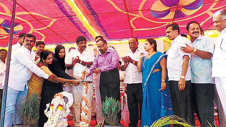 ಕನಕಪುರ ತಾಲ್ಲೂಕಿನ ಕೋಡಿಹಳ್ಳಿಯಲ್ಲಿ ಮಂಗಳವಾರ ನಡೆದ ಪಹಣಿ ತಿದ್ದುಪಡಿ ಆಂದೋಲನ ಕಾರ್ಯ ಕ್ರಮವನ್ನು ಜಿಲ್ಲಾಧಿಕಾರಿ ಡಾ.ಡಿ.ಎಸ್.ವಿಶ್ವನಾಥ್ ಉದ್ಘಾಟಿಸಿದರು. ಸಂಸದ ಡಿ.ಕೆ.ಸುರೇಶ್ ಇದ್ದರು