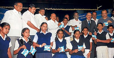 ನಗರದಲ್ಲಿ ಶನಿವಾರ ಆಯೋಜಿಸಿದ್ದ `ವಿಶ್ವ ಹಾಲು ದಿನಾಚರಣೆ'ಯಲ್ಲಿ ವಿದ್ಯಾರ್ಥಿಗಳಿಗೆ ಪಶುಸಂಗೋಪನಾ ಸಚಿವ ಟಿ.ಬಿ.ಜಯಚಂದ್ರ ನಂದಿನಿ ಹಾಲು ವಿತರಿಸಿದರು. ಬಿಬಿಎಂಪಿ ಸದಸ್ಯ ಪಿ.ಎನ್.ಸದಾಶಿವ, ಕೆಎಂಎಫ್ ಅಧ್ಯಕ್ಷ ಸೋಮಶೇಖರ ರೆಡ್ಡಿ, ಪಶುಸಂಗೋಪನಾ ಇಲಾಖೆಯ ಪ್ರಧಾನ ಕಾರ್ಯದರ್ಶಿ ಅರವಿಂದ ಜನ್ನು, ಕೆಎಂಎಫ್ ವ್ಯವಸ್ಥಾಪಕ ನಿರ್ದೇಶಕ ಎ.ಎಸ್.ಪ್ರೇಮನಾಥ್ ಮತ್ತಿತರರು ಚಿತ್ರದಲ್ಲಿದ್ದಾರೆ 	-ಪ್ರಜಾವಾಣಿ ಚಿತ್ರ