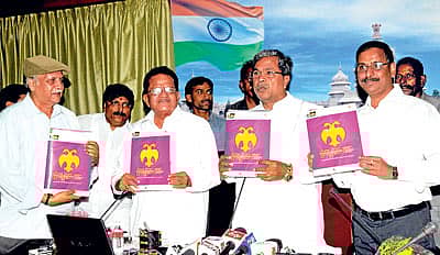 ಬೆಂಗಳೂರಿನಲ್ಲಿ ಭಾನುವಾರ ‘6ನೇ ಬೆಂಗಳೂರು ಅಂತರರಾಷ್ಟ್ರೀಯ ಚಲನಚಿತ್ರೋತ್ಸವ’ದ ಲಾಂಛನವನ್ನು ಮುಖ್ಯಮಂತ್ರಿ ಸಿದ್ದರಾಮಯ್ಯ ಬಿಡುಗಡೆ ಮಾಡಿದರು. ಚಲನಚಿತ್ರ ವಾಣಿಜ್ಯ ಮಂಡಳಿ ಅಧ್ಯಕ್ಷ ಗಂಗರಾಜು, ವಾರ್ತಾ ಇಲಾಖೆ ನಿರ್ದೇಶಕ ಎನ್.ಆರ್. ವಿಶುಕುಮಾರ್ ಹಾಜರಿದ್ದರು-- –ಪ್ರಜಾವಾಣಿ ಚಿತ್ರ