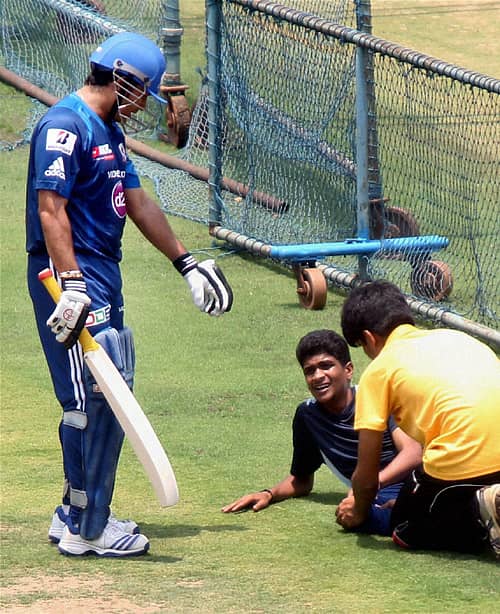 ಸೋಮವಾರ ಎಂ.ಚಿನ್ನಸ್ವಾಮಿ ಕ್ರೀಡಾಂಗಣದಲ್ಲಿ ಅಭ್ಯಾಸದ ವೇಳೆ ಚೆಂಡು ಅಪ್ಪಳಿಸಿ ಕುಸಿದು ಬಿದ್ದ ಸ್ಥಳೀಯ ಬೌಲರ್ ಭರತ್ ಕೊಂಡಜ್ಜಿ ಅವರಿಗೆ ಮುಂಬೈ ಇಂಡಿಯನ್ಸ್ ಆಟಗಾರ ಸಚಿನ್ ತೆಂಡೂಲ್ಕರ್ ಸಂತೈಸಿದರು 	-ಪಿಟಿಐ ಚಿತ್ರ