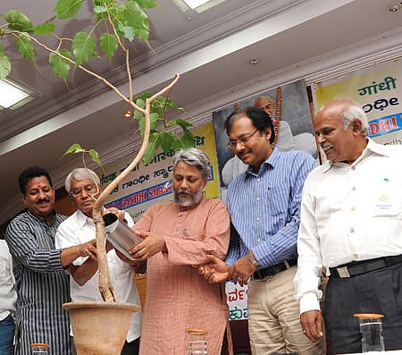 ನಗರದಲ್ಲಿ ಮಂಗಳವಾರ ನಡೆದ `ಅರ್ಕಾವತಿ ನದಿ ಪುನಶ್ಚೇತನ ಮುಂದೇನು?' ಸಾರ್ವಜನಿಕ ಸಂವಾದ ಕಾರ್ಯಕ್ರಮವನ್ನು ಅಶ್ವಥ ಗಿಡಕ್ಕೆ ನೀರೆರೆಯುವ ಮೂಲಕ ಜಲ ತಜ್ಞ ಡಾ. ರಾಜೇಂದ್ರ ಸಿಂಗ್ ಉದ್ಘಾಟಿಸಿದರು. ಶಾಸಕ ಎಸ್.ಆರ್.ವಿಶ್ವನಾಥ್, ವಿಧಾನ ಪರಿಷತ್ ಸದಸ್ಯ ರಾಮಚಂದ್ರೇಗೌಡ, ಕಾವೇರಿ ನೀರಾವರಿ ನಿಗಮದ ವ್ಯವಸ್ಥಾಪಕ ನಿರ್ದೇಶಕ ಕಪಿಲ್ ಮೋಹನ್, ಅರ್ಕಾವತಿ ನದಿ ಪುನಶ್ಚೇತನ ಜನಾಂದೋಲನ ಸಮಿತಿಯ ತಜ್ಞ ಡಾ.ಎಲೆ ಲಿಂಗರಾಜು ಚಿತ್ರದಲ್ಲಿದ್ದಾರೆ