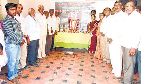 ದೇವನಹಳ್ಳಿ ಮಹಿಳಾ ಗ್ರಾಮೀಣ ವಿದ್ಯಾಭಿವೃದ್ಧಿ ಸಂಸ್ಥೆ ಕಚೇರಿ ಅವರಣದಲ್ಲಿ ಶುಕ್ರ ವಾರ ಬಸವ ಜಯಂತಿ ಪ್ರಯುಕ್ತ ‘ಜಲ ಸಂರಕ್ಷಣಾ ಆಂದೋಲನ’ ಕಾರ್ಯಕ್ರಮಕ್ಕೆ ಚಾಲನೆ ನೀಡಲಾಯಿತು. ಸೇವಾದಲ ಅಧ್ಯಕ್ಷ ಲಕ್ಷ್ಮೀನಾರಾಯಣ, ಎಂ.ಪಿ.ಸಿ.ಎಸ್‌ ಅಧ್ಯಕ್ಷ ಶಿವರಾಮಯ್ಯ, ಜೆಡಿಎಸ್‌ ತಾಲ್ಲೂಕು ಘಟಕದ ಅಧ್ಯಕ್ಷ ಮುನಿಶಾಮೇಗೌಡ, ಪ್ರಧಾನ ಕಾರ್ಯದರ್ಶಿ ರವೀಂದ್ರ, ದಲಿತ ಸಂಘರ್ಷ ಸಮಿತಿ ಜಿಲ್ಲಾ ಸಂಚಾಲಕ, ಕಾರಹಳ್ಳಿ ಶ್ರೀನಿವಾಸ್‌, ತಾಲ್ಲೂಕು ಪಂಚಾಯ್ತಿ ಸದಸ್ಯ ಬಿ.ಕೆ.ಶಿವಪ್ಪ ಇದ್ದರು