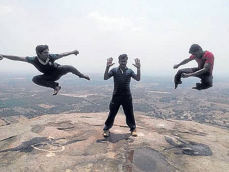 ಬೆಟ್ಟದ ತುದಿಯಲ್ಲಿ ಅಭಿಷೇಕ್ ಮತ್ತು ಚೇತನ್ ಕರಾಟೆ ಪಟ್ಟುಗಳನ್ನು ಪ್ರದರ್ಶಿಸಿದ ರೋಚಕ ಕ್ಷಣಗಳು...