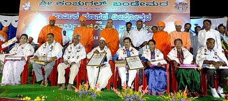 ಮಾಗಡಿ ತಾಲ್ಲೂಕಿನ ಕಂಚುಗಲ್ ಬಂಡೇಮಠದಲ್ಲಿ ನಡೆದ ಕಾರ್ತಿಕ ದೀಪೋತ್ಸವ ಹಾಗೂ ಧಾರ್ಮಿಕ ಚಿಂತನಾ ಸಮಾವೇಶದಲ್ಲಿ ಆದಿಚುಂಚನ ಗಿರಿ ಮಠಾಧೀಶರಾದ ನಿರ್ಮಲಾನಂದ ನಾಥ ಸ್ವಾಮೀಜಿ ಮತ್ತು ಸಿದ್ದಗಂಗೆಯ ಕಿರಿಯ ಶ್ರೀಗಳಾದ ಸಿದ್ದಲಿಂಗ ಸ್ವಾಮೀಜಿ ಅವರು ಸಾಧಕರನ್ನು ಸನ್ಮಾನಿಸಿದರು