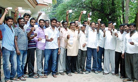 ಚೆನ್ನೈ ಬಾಂಬ್ ಸ್ಫೋಟದಲ್ಲಿ ಮೃತಪಟ್ಟ ಸಾಫ್ಟ್ವೇರ್ ಎಂಜಿನಿಯರ್ ಸ್ವಾತಿ ಅವರ ಕುಟುಂಬಕ್ಕೆ ಒಂದು ಲಕ್ಷ ರೂಪಾಯಿ ಪರಿಹಾರ ಘೋಷಿಸಿರುವ ರೈಲ್ವೆ ಸಚಿವ ಮಲ್ಲಿಕಾರ್ಜುನ ಖರ್ಗೆ ಅವರ ಕ್ರಮವನ್ನು ಖಂಡಿಸಿ ಕೃಷ್ಣರಾಜಪೇಟೆ ತಾಲ್ಲೂಕಿನ ವಿವಿಧ ಸಂಘಟನೆಗಳ ಮುಖಂಡರು ಖರ್ಗೆ ಅವರಿಗೆ ತಲಾ ಒಂದು ರೂಪಾಯಿ ಮನಿಯಾರ್ಡರ್ ಕಳುಹಿಸುವ ಮೂಲಕ ಪ್ರತಿಭಟಿಸಿದರು