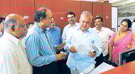 ಜಯನಗರದ ಪ್ರಾದೇಶಿಕ ಸಾರಿಗೆ ಕಚೇರಿಗೆ ಬುಧವಾರ ಭೇಟಿ ನೀಡಿದ ಸಾರಿಗೆ ಸಚಿವ ರಾಮಲಿಂಗಾರೆಡ್ಡಿ ದಾಖಲೆಗಳನ್ನು ಪರಿಶೀಲಿಸಿದರು. ಸಾರಿಗೆ ಆಯುಕ್ತ ಕೆ.ಆರ್.ಶ್ರೀನಿವಾಸ ಮತ್ತಿತರರು ಚಿತ್ರದಲ್ಲಿದ್ದಾರೆ