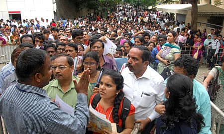 ಕೌನ್ಸೆಲಿಂಗ್ಗೆ ಬಂದಿದ್ದ ವಿದ್ಯಾರ್ಥಿಗಳು ಮತ್ತು ಪೋಷಕರು ಅಧಿಕಾರಿಯೊಂದಿಗೆ ಮಾತುಕತೆ ನಡೆಸುತ್ತಿದ್ದ ದೃಶ್ಯ