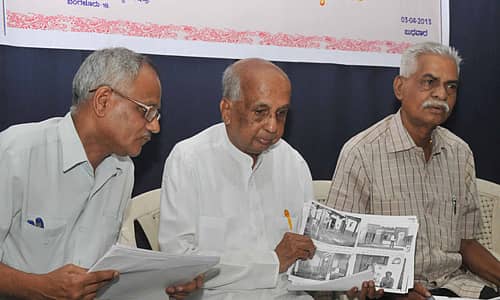 ಕನ್ನಡ ಸಾಹಿತ್ಯ ಪರಿಷತ್ತಿನ ಕುವೆಂಪು ಸಭಾಂಗಣದಲ್ಲಿ ಕನ್ನಡ ಗೆಳೆಯರ ಬಳಗ ಬುಧವಾರ ಹಮ್ಮಿಕೊಂಡಿದ್ದ `ಪ್ರಾಚೀನ ಕವಿ ಮನೆಗಳು ಮತ್ತು ಕವಿ ವಂಶಸ್ಥರು' ಉಪನ್ಯಾಸ ಕಾರ್ಯಕ್ರಮದಲ್ಲಿ ಹಿರಿಯ ಸಂಶೋಧಕ ಡಾ.ಎಂ.ಚಿದಾನಂದಮೂರ್ತಿ, ಕನ್ನಡ ಸಾಹಿತ್ಯ ಪರಿಷತ್ತಿನ ಅಧ್ಯಕ್ಷ ಪುಂಡಲೀಕ ಹಾಲಂಬಿ ಹಾಗೂ ಕನ್ನಡ ಗೆಳೆಯರ ಬಳಗದ ಸಂಚಾಲಕ ರಾ.ನಂ.ಚಂದ್ರಶೇಖರ್ ಭಾಗವಹಿಸಿದ್ದರು