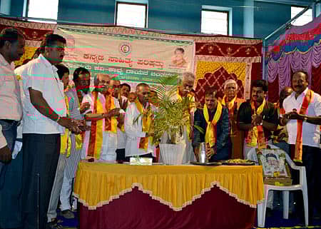 ದೊಡ್ಡಬಳ್ಳಾಪುರದ ಪುರಭವನದಲ್ಲಿ ಕನ್ನಡ ರಾಜ್ಯೋತ್ಸವದ ಅಂಗವಾಗಿ ಆಯೋಜಿಸಿದ್ದ ನವೋದಯ ಕವಿ ಕಾವ್ಯ ಗಾಯನ ಚಿಂತನಮಾಲೆಯಲ್ಲಿ ವರಕವಿ ದ.ರಾ.ಬೇಂದ್ರೆ ಅವರ ಕಾವ್ಯಸಿರಿ ಕಾರ್ಯಕ್ರಮವನ್ನು ಕಸಾಪ ರಾಜ್ಯ ಅಧ್ಯಕ್ಷ ಪುಂಡಲೀಕ ಹಾಲಂಬಿ ಸಸಿಗೆ ನೀರು ಹಾಕುವ ಮೂಲಕ ಉದ್ಘಾಟಿಸಿದರು. ಸಾಹಿತಿ ಡಾ.ಜಿ.ಕೃಷ್ಣಪ್ಪ, ಜಿ.ಪಂ.ಉಪಾಧ್ಯಕ್ಷ ಎನ್‌.ಹನುಮಂತೇಗೌಡ,ಕಸಾಪ ಬೆಂ.ಗ್ರಾ.ಜಿ.ಕಸಾಪ ಅಧ್ಯಕ್ಷ ಹುಲಿಕಲ್‌ ನಟರಾಜ್‌ ಹಾಜರಿದ್ದರು.