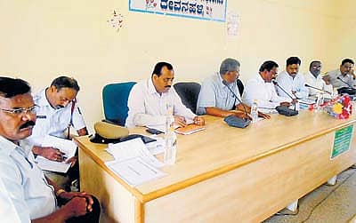 ದೇವನಹಳ್ಳಿ ತಾಲ್ಲೂಕು ಪಂಚಾಯಿತಿ ಸಭಾಂಗಣದಲ್ಲಿ ಬುಧವಾರ ನಡೆದ ಇಲಾಖಾವಾರು ಪ್ರಗತಿ ಪರಿಶೀಲನಾ ಸಭೆಯಲ್ಲಿ ಶಾಸಕ ಪಿಳ್ಳಮುನಿಶ್ಯಾಮಪ್ಪ, ತಾಲ್ಲೂಕು ಪಂಚಾಯ್ತಿ ಅಧ್ಯಕ್ಷೆ ರಾಧಿಕಾ, ಉಪಾಧ್ಯಕ್ಷ ಪಟಾಲಪ್ಪ, ತಹಶೀಲ್ದಾರ್ ಡಾ.ಎನ್.ಸಿ.ವೆಂಕಟರಾಜು ಇದ್ದರು