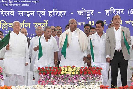 ಕೊಟ್ಟೂರು–ಹರಿಹರ ರೈಲು ಸಂಚಾರಕ್ಕೆ ರೈಲ್ವೆ ಸಚಿವ ಮಲ್ಲಿಕಾರ್ಜುನ ಖರ್ಗೆ ಸೋಮವಾರ ಹಸಿರು ನಿಶಾನೆ ತೋರಿಸಿದರು. ಮಾಜಿ ಸಚಿವ ಅಲ್ಲಂ ವೀರಭದ್ರಪ್ಪ, ಸಚಿವರಾದ ಶಾಮನೂರು ಶಿವಶಂಕರಪ್ಪ, ಪಿ.ಟಿ. ಪರಮೇಶ್ವರ ನಾಯ್ಕ, ನೈರುತ್ಯ ರೈಲ್ವೆ ವಲಯದ ಪ್ರಧಾನ ವ್ಯವಸ್ಥಾಪಕ ಪ್ರದೀಪಕುಮಾರ್ ಸಕ್ಸೆನಾ ಚಿತ್ರದಲ್ಲಿದ್ದಾರೆ