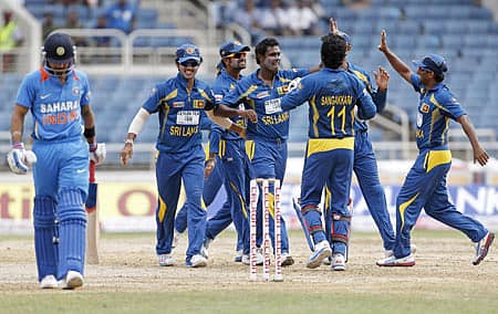 ಕಿಂಗ್ಸ್ಟನ್ನಲ್ಲಿ ಮಂಗಳವಾರ ನಡೆದ ತ್ರಿಕೋನ ಏಕದಿನ ಕ್ರಿಕೆಟ್ ಸರಣಿಯ ಪಂದ್ಯದಲ್ಲಿ ಭಾರತ ತಂಡದ ವಿರಾಟ್ ಕೊಹ್ಲಿ ಔಟಾದಾಗ ಶ್ರೀಲಂಕಾ ತಂಡದ ಆಟಗಾರರು ಸಂಭ್ರಮಿಸಿದರು -ಎಪಿ ಚಿತ್ರ