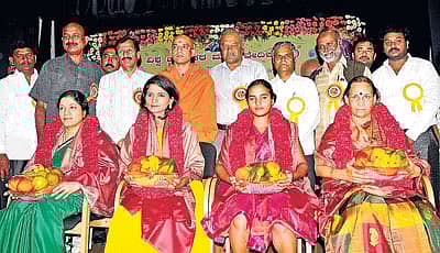 ವಿಶ್ವ ಒಕ್ಕಲಿಗರ ಮಹಾ ವೇದಿಕೆಯು ಕನ್ನಡ ಸಾಹಿತ್ಯ ಪರಿಷತ್ತಿನ ಸಭಾಂಗಣದಲ್ಲಿ ಬುಧವಾರ ಆಯೋಜಿಸಿದ್ದ ಲೇಖಕ ಕೂಡ್ಲೂರು ವೆಂಕಟಪ್ಪ ಅವರ ‘ಅಗಡಚಿಕ್ಕಿ ನಾಯಕ್ಸಾನಿ’ ಜನಪದ ಕಥಾ ಸಂಕಲನ ಬಿಡುಗಡೆ ಕಾರ್ಯಕ್ರಮದಲ್ಲಿ ಗಾಯಕಿ ರೋಹಿಣಿ ಮೋಹನ್, ಹಿನ್ನೆಲೆ ಗಾಯಕಿ ಶಮಿತಾ ಮಲ್ನಾಡ್, ಈಜುಗಾರ್ತಿ ದಾಮಿನಿ ಗೌಡ, ಲೇಖಕಿ ಸಂಧ್ಯಾ ರೆಡ್ಡಿ ಅವರನ್ನು ಸನ್ಮಾನಿಸಲಾಯಿತು. ವಿಶ್ವ ಒಕ್ಕಲಿಗರ ಮಹಾ ವೇದಿಕೆಯ ಅಧ್ಯಕ್ಷ ವೈ.ಡಿ. ರವಿಶಂಕರ, ಮಾಜಿ ಶಾಸಕ ಎಸ್.ಪಿ.ಮುದ್ದಹನುಮೇಗೌಡ, ಆದಿಚುಂಚನಗಿರಿ ಮಠದ ನಿರ್ಮಲಾನಂದನಾಥ ಸ್ವಾಮೀಜಿ, ಜನಪದ ವಿದ್ವಾಂಸ ಚಕ್ಕೆರೆ ಶಿವಶಂಕರ್, ಲೇಖಕ ಜಾಣಗೆರೆ ವೆಂಕಟರಾಮಯ್ಯ, ಲೇಖಕ ಕೂಡ್ಲೂರು ವೆಂಕಟಪ್ಪ ಚಿತ್ರದಲ್ಲಿದ್ದಾರೆ –ಪ್ರಜಾವಾಣಿ ಚಿತ್ರ