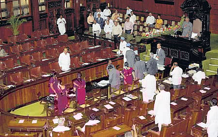 ಮಂಗಳವಾರ ಬೆಳಿಗ್ಗೆ ವಿಧಾನಸಭೆಯ ಕಲಾಪ ಆರಂಭವಾಗುವ ವೇಳೆ ಬೆರಳೆಣಿಕೆಯಷ್ಟು ಸದಸ್ಯರು ಹಾಜರಿದ್ದರು -- ಪ್ರಜಾವಾಣಿ ಚಿತ್ರ