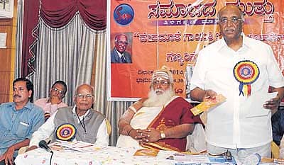 ಸಮಾಜದ ಮುತ್ತು ಮಾಸಪತ್ರಿಕೆಯ ನಗರದಲ್ಲಿ ಭಾನುವಾರ ಆಯೋಜಿಸಿದ್ದ ‘ವೇದಮೂರ್ತಿ ಗಾಯತ್ರಿ’ ಪುಸ್ತಕ ಬಿಡುಗಡೆ ಕಾರ್ಯಕ್ರಮದಲ್ಲಿ ವಿಧಾನ ಪರಿಷತ್ ಸಭಾಪತಿ ಡಿ.ಎಚ್.ಶಂಕರಮೂರ್ತಿ ಮಾತನಾಡಿದರು. ಶಾಸಕ ವೈ.ಎಸ್.ವಿ.ದತ್ತ, ಉದ್ಯಮಿ ಮಾನಂದಿ ನಂಜುಂಡ ಶೆಟ್ಟಿ, ವೇದಬ್ರಹ್ಮ ಎನ್.ವೇಣುಗೋಪಾಲ ಶಾಸ್ತ್ರಿ ಮತ್ತಿತರರು ಚಿತ್ರದಲ್ಲಿದ್ದಾರೆ –ಪ್ರಜಾವಾಣಿ ಚಿತ್ರ