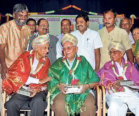 ಅನಕೃ ಕನ್ನಡ ಸಂಘವು ಭಾನುವಾರ ಏರ್ಪಡಿಸಿದ್ದ ಕಾರ್ಯಕ್ರಮದಲ್ಲಿ ಡಾ.ಎಂ.ಚಿದಾನಂದಮೂರ್ತಿ, ಡಾ. ಸಾ.ಶಿ.ಮರುಳಯ್ಯ ಮತ್ತು ಪ್ರೊ. ಜಿ.ಎಸ್.ಸಿದ್ಧಲಿಂಗಯ್ಯ ಅವರನ್ನು ಸನ್ಮಾನಿಸಲಾಯಿತು. (ಎಡದಿಂದ ನಿಂತವರು) ನಗರ ಜಿಲ್ಲಾ ಕನ್ನಡ ಸಾಹಿತ್ಯ ಪರಿಷತ್ತಿನ ಗೌರವ ಕಾರ್ಯದರ್ಶಿ ಎಸ್.ಪಿನಾಕಪಾಣಿ, ಸಹಕಾರ ಇಲಾಖೆ ಕಾರ್ಯದರ್ಶಿ ಡಾ.ಸಿ.ಸೋಮಶೇಖರ, ರಾ.ವಿಜಯ ಸಮರ್ಥ, ಅನಿಕೇತನ ಕನ್ನಡ ಬಳಗದ ಅಧ್ಯಕ್ಷ ಮಾಯಣ್ಣ ಮತ್ತು ಇತರರು ಚಿತ್ರದಲ್ಲಿದ್ದಾರೆ