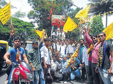 ಟಿಪ್ಪು ಸುಲ್ತಾನ್‌ ಸಂಯುಕ್ತ ರಂಗ ನಗರದಲ್ಲಿ ಭಾನುವಾರ ಆಯೋಜಿಸಿದ್ದ ಟಿಪ್ಪು ಸುಲ್ತಾನ್‌ ಅವರ 215ನೇ ಹುತಾತ್ಮ ದಿನಾಚರಣೆ ಕಾರ್ಯಕ್ರಮದ ಬಳಿಕ ಚಾಮರಾಜ­ಪೇಟೆಯ ಟಿಪ್ಪು ಬೇಸಿಗೆ ಅರಮನೆಯಿಂದ ಶ್ರೀರಂಗಪಟ್ಟಣದ ಟಿಪ್ಪು ಸಮಾಧಿವರೆಗೆ ಯುವಕರು ಹುತಾತ್ಮ ಯಾತ್ರೆ ಆರಂಭಿಸಿದರು 	–ಪ್ರಜಾವಾಣಿ ಚಿತ್ರ