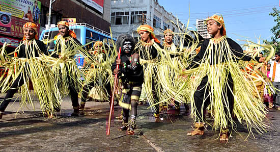 ಒಡಿಯೂರು ಗುರುದೇವದತ್ತ ಸಂಸ್ಥಾನದ ವಿಜಯ ರಜತ ಸಂಭ್ರಮದ ಅಂಗವಾಗಿ ಭಾನುವಾರ ನಡೆದ ‘ತುಳುನಾಡ್ದ ಜಾತ್ರೆ’ ಮೆರವಣಿಗೆಯಲ್ಲಿ ಪ್ರದರ್ಶನಗೊಂಡ ಜಾನಪದ ನೃತ್ಯ