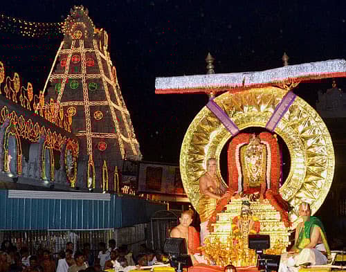 ತಿರುಪತಿಯಲ್ಲಿ ರಥಸಪ್ತಮಿ ನಿಮಿತ್ತ ಗುರುವಾರ ವೆಂಕಟೇಶ್ವರನ ‘ಸೂರ್ಯಪ್ರಭ ಉತ್ಸವ’ ನಡೆಸಲಾಯಿತು 	–ಪಿಟಿಐ ಚಿತ್ರ