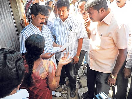 ಆನೇಕಲ್‌ನ ಆಶ್ರಯ ಬಡಾವಣೆಗೆ ಶಾಸಕ ಬಿ.ಶಿವಣ್ಣ ಭೇಟಿ ನೀಡಿ ನಿವಾಸಿಗಳಿಂದ ಅಹವಾಲು ಸ್ವೀಕರಿಸಿದರು