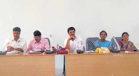 ಚನ್ನಪಟ್ಟಣ ತಾಲ್ಲೂಕಿನ ಸಂತೆಮೊಗೇನಹಳ್ಳಿ ಗ್ರಾಮದ ಕುಡಿಯುವ ನೀರಿನ ಸಮಸ್ಯೆಯನ್ನು ಬಗೆಹರಿಸಲು ದ ತಾಲ್ಲೂಕು ಪಂಚಾಯಿತಿ ಸಭಾಂಗಣದಲ್ಲಿ ನಡೆದ ಅಧಿಕಾರಿಗಳ ಸಭೆಯಲ್ಲಿ ಶಾಸಕ ಸಿ.ಪಿ.ಯೋಗೇಶ್ವರ್ ಭಾಗವಹಿಸಿದ್ದರು