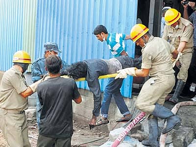 ಮಂಡ್ಯ ತಾಲ್ಲೂಕಿನ ತೂಬಿನಕೆರೆ ಕೈಗಾರಿಕಾ ಪ್ರದೇಶದಲ್ಲಿಯ ಸಂಪತ್ ರಿಫೈನರಿ ಆಯಿಲ್ ಘಟಕದಲ್ಲಿ ಗುರುವಾರ ನಡೆದ ದುರಂತದಲ್ಲಿ ಸಾವನ್ನಪ್ಪಿದ ಕಾರ್ಮಿಕನ ಶವವನ್ನು ಹೊರತಂದ ಪೊಲೀಸ್ ಹಾಗೂ ಅಗ್ನಿಶಾಮಕ ಸೇವೆ ಸಿಬ್ಬಂದಿ