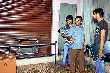 ಮೂಡುಬಿದಿರೆಯ ಸಿದ್ಧಾಂತ ಮಂದಿರದ ವಿಗ್ರಹಗಳು ದಾಸ್ತಾನಿರುವ ಕೋಣೆಯ ಶಟರ್ ಬಾಗಿಲನ್ನು ಗ್ಯಾಸ್ ಕಟರ್ ಮೂಲಕ ತೂತು ಮಾಡಿರುವುದು