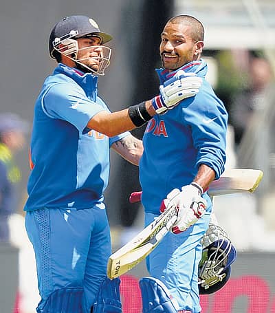 ಚಾಂಪಿಯನ್ಸ್ ಟ್ರೋಫಿ ಕ್ರಿಕೆಟ್ ಟೂರ್ನಿಯಲ್ಲಿ ಗುರುವಾರ ದಕ್ಷಿಣ ಆಫ್ರಿಕಾ ವಿರುದ್ಧ ಶತಕ ಗಳಿಸಿದ ಭಾರತ ತಂಡದ ಶಿಖರ್ ಧವನ್ ಅವರನ್ನು ಸಹ ಆಟಗಾರ ವಿರಾಟ್ ಕೊಹ್ಲಿಅಭಿನಂದಿಸಿದ ಕ್ಷಣ -ಎಎಫ್ಪಿ ಚಿತ್ರ